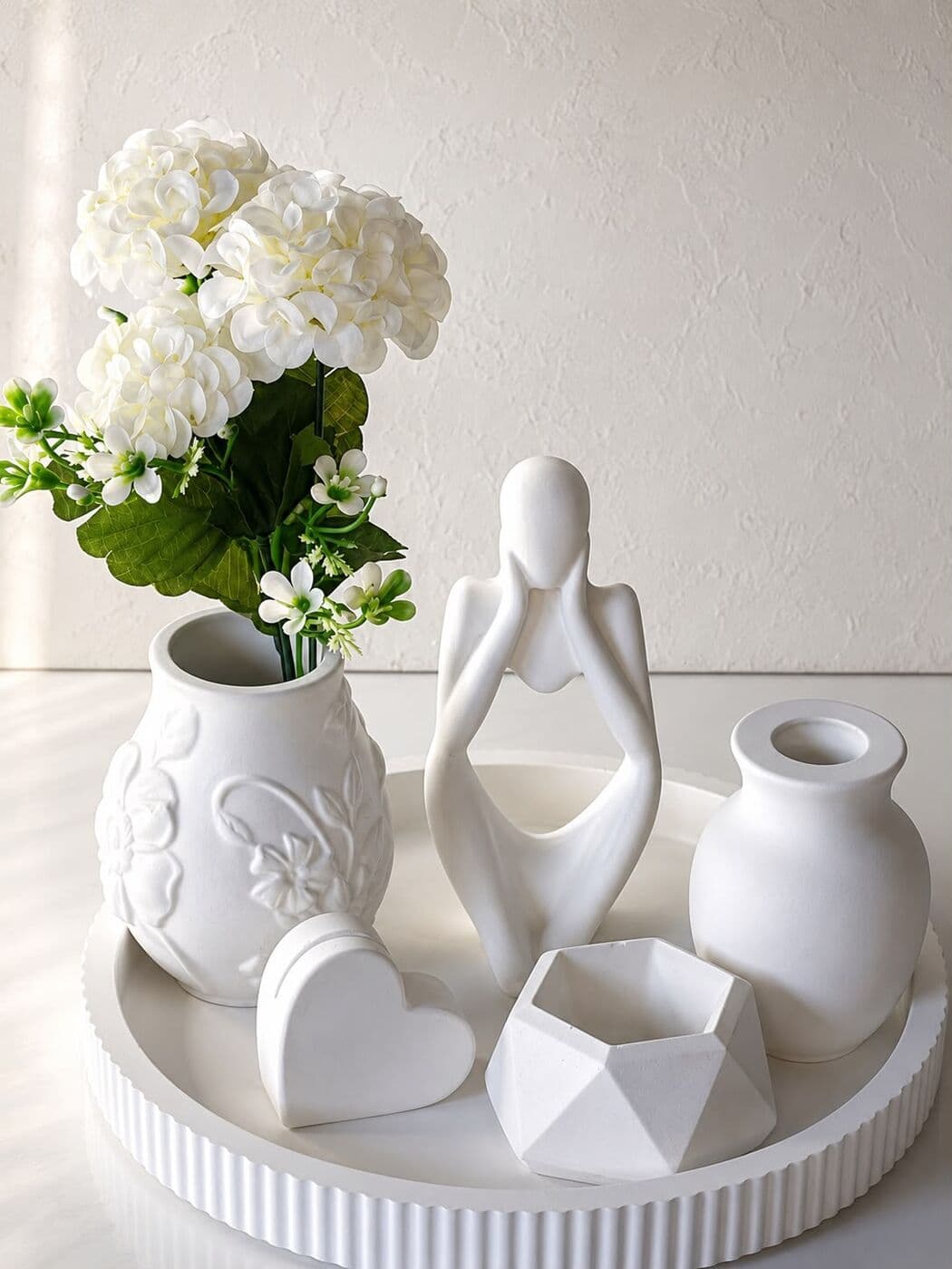 Bandeja blanca acanalada con florero de flores, figura decorativa, corazón y matera geométrica