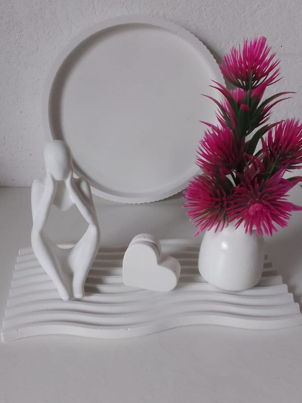 Bandeja ondulada con figura decorativa, corazón y florero con flores fucsia