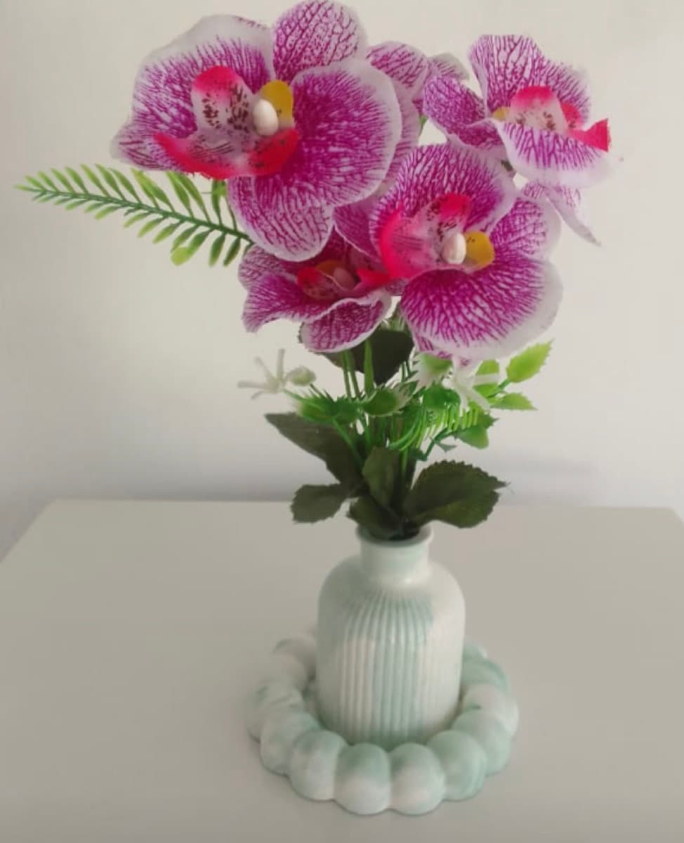 Florero de cemento color menta con orquídeas